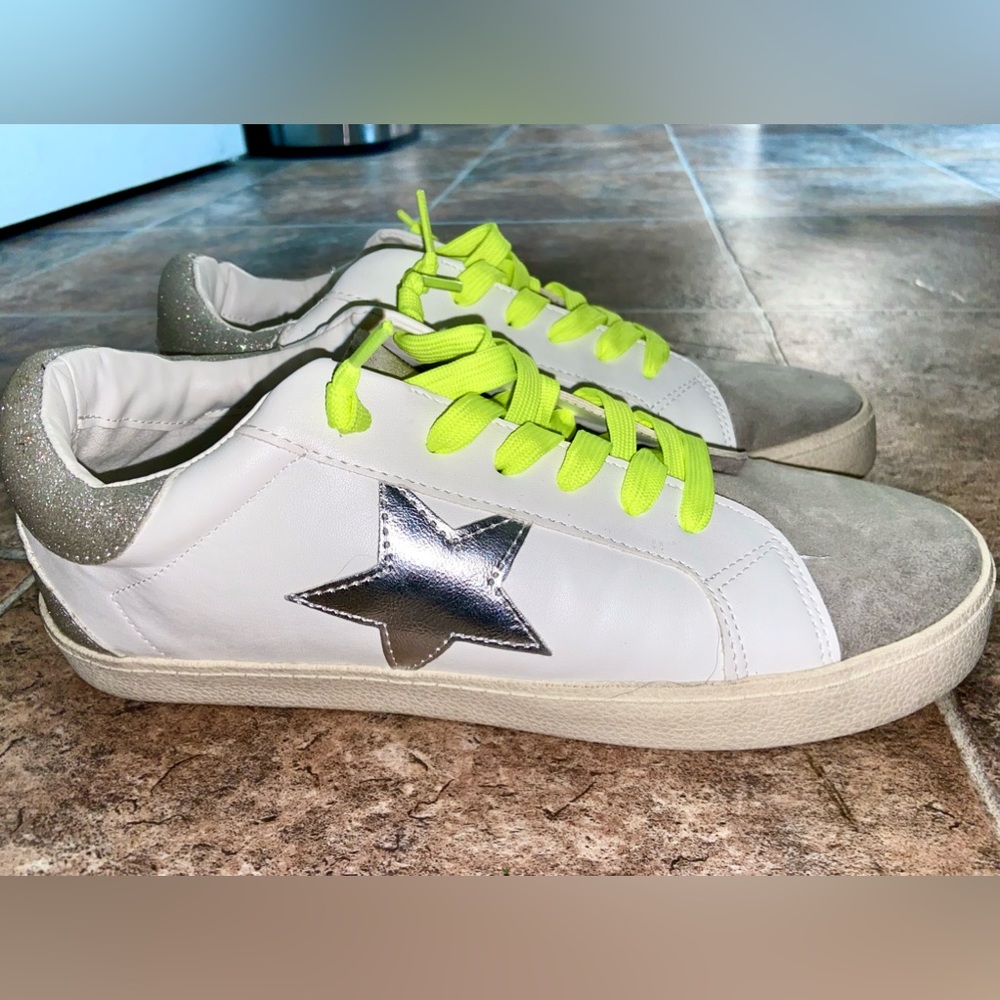 Women’s Madden Girl Linlee Star Shoes - Picture 3 of 6